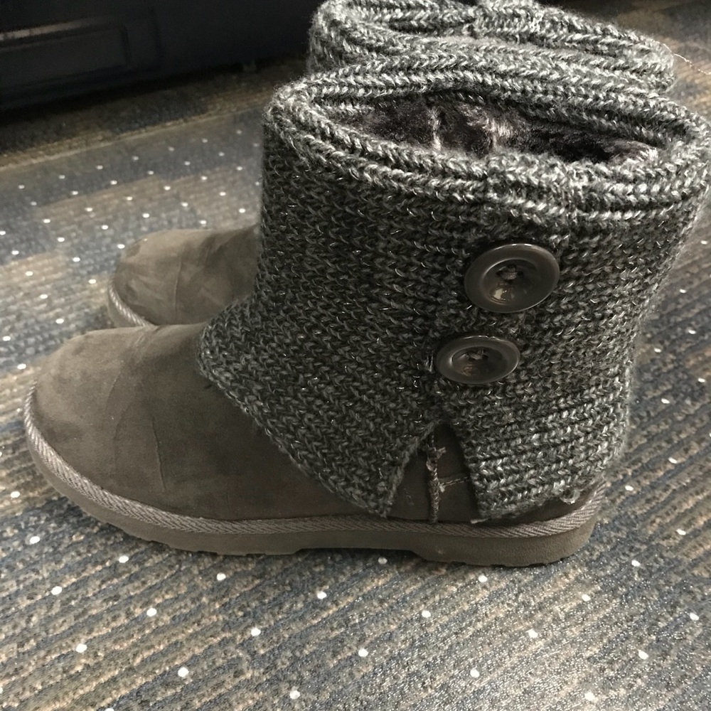 Cuteeee Grey Button Boots